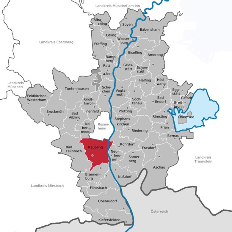Karte des Landkreises Rosenheim mit markierter Lage der Gemeinde Raubling in Rot südlich der Stadt Rosenheim.