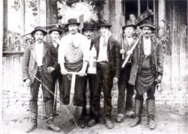 Historisches Schwarzweißfoto von Moorarbeitern mit Werkzeugen.