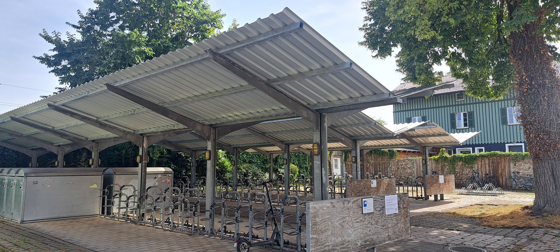 Fahrradunterstand am Bahnhof