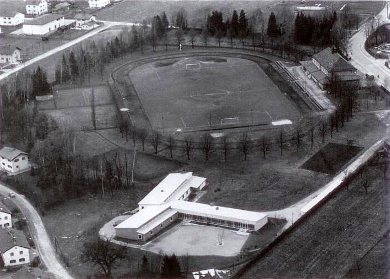 Luftbild in Schwarz Weiß von der Michel-Ende-Schule mit Sportplatz circa 1962