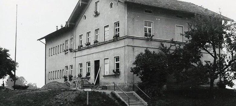 Aufnahme des Schulhauses Kirchdorf von 1952