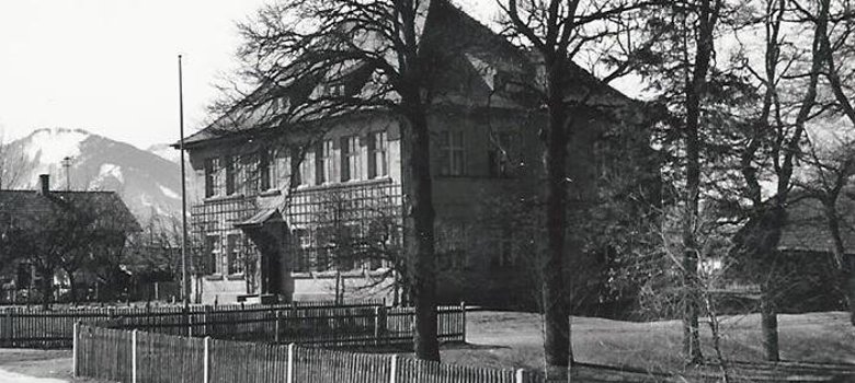 Schwar weiße Aufnahme des Schulhauses Redenfelden von 1958